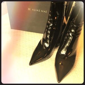 Alias Mae AHARA Black patent boots
